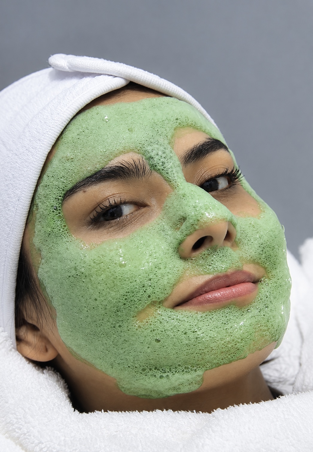 Paciente con una mascarilla facial verde