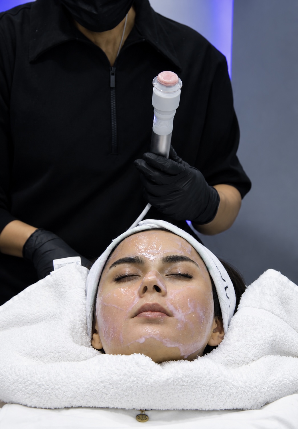 Paciente recibiendo un tratamiento facial en la clínica