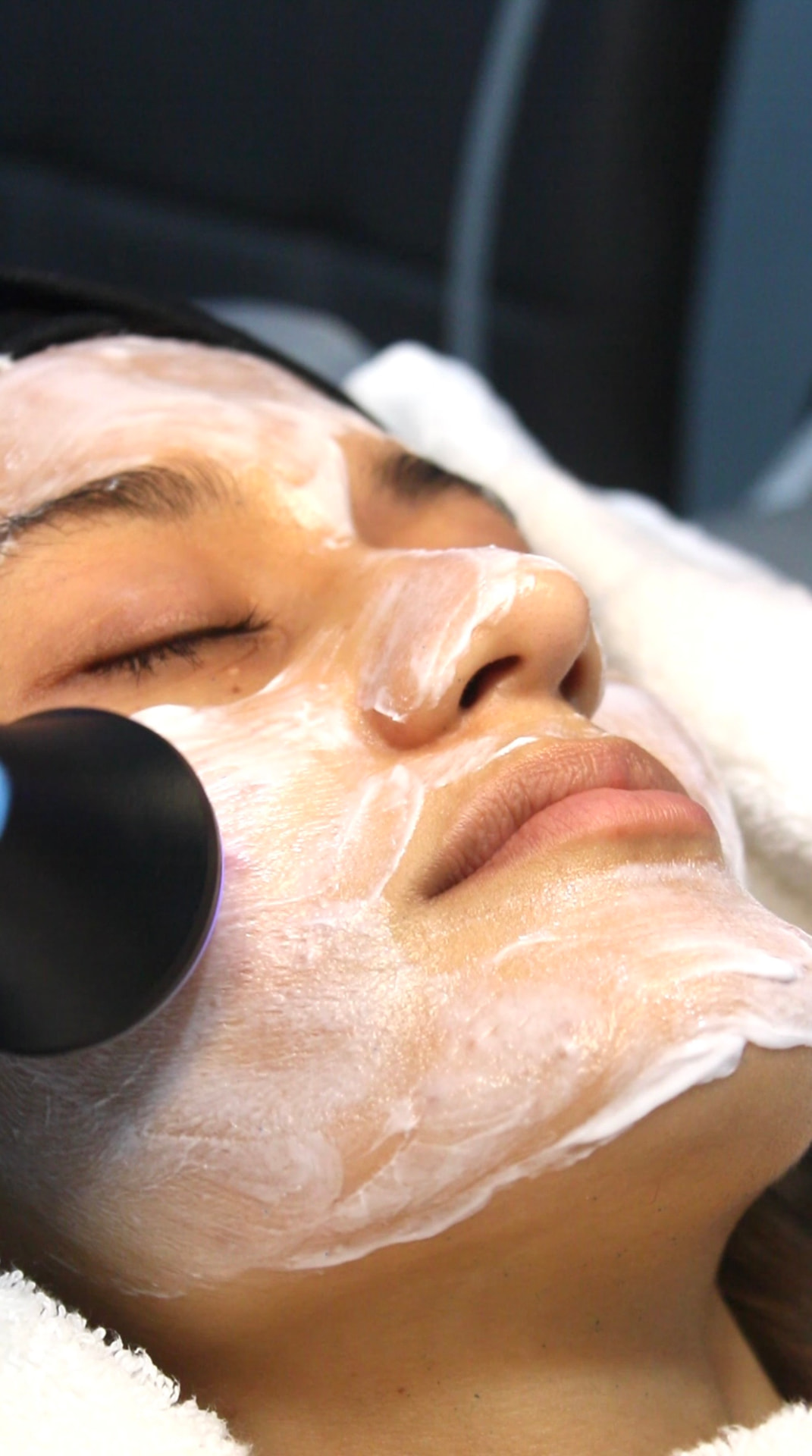 Limpieza facial durante un tratamiento de cuidado de la piel